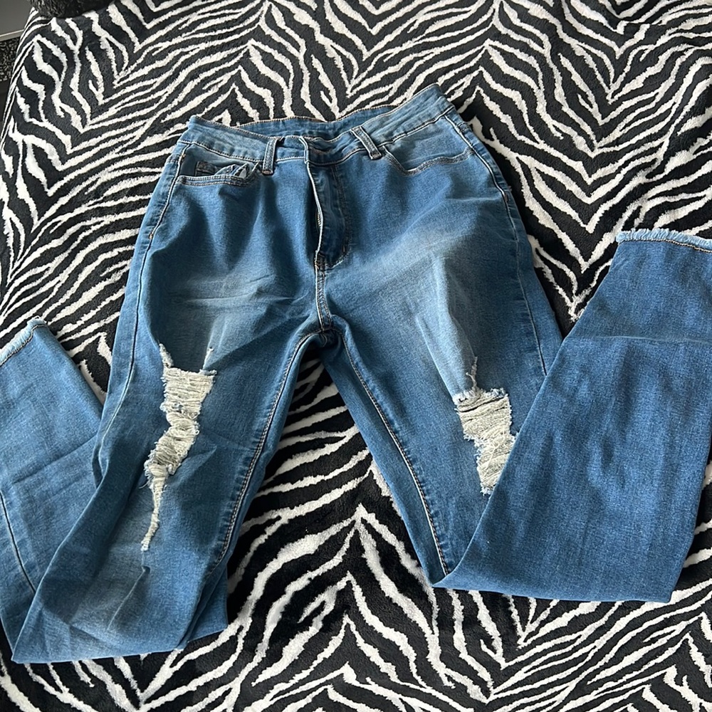 Distressed denim jeans(Shein)